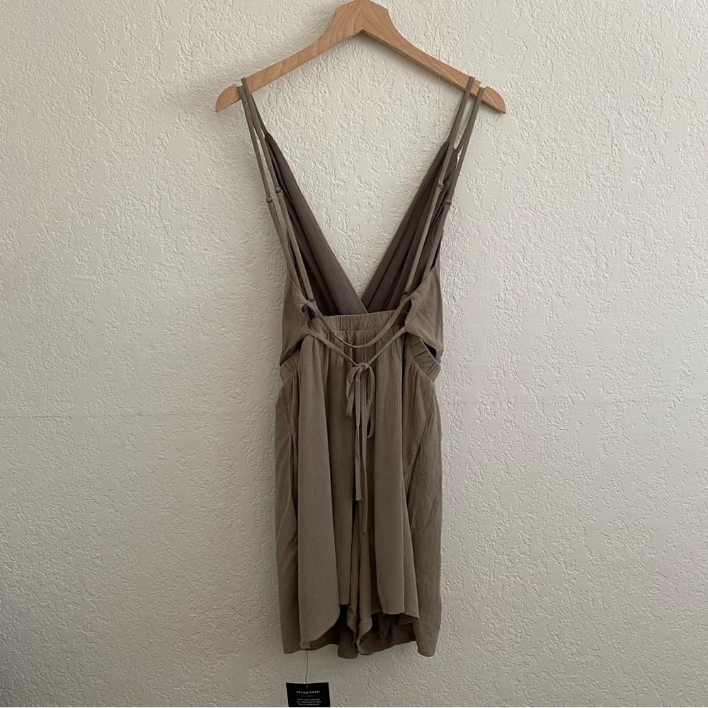 Lulus - Paradise is Calling Strappy Romper in Olive Green (NWT) - Size : M - Picture 7 of 12
